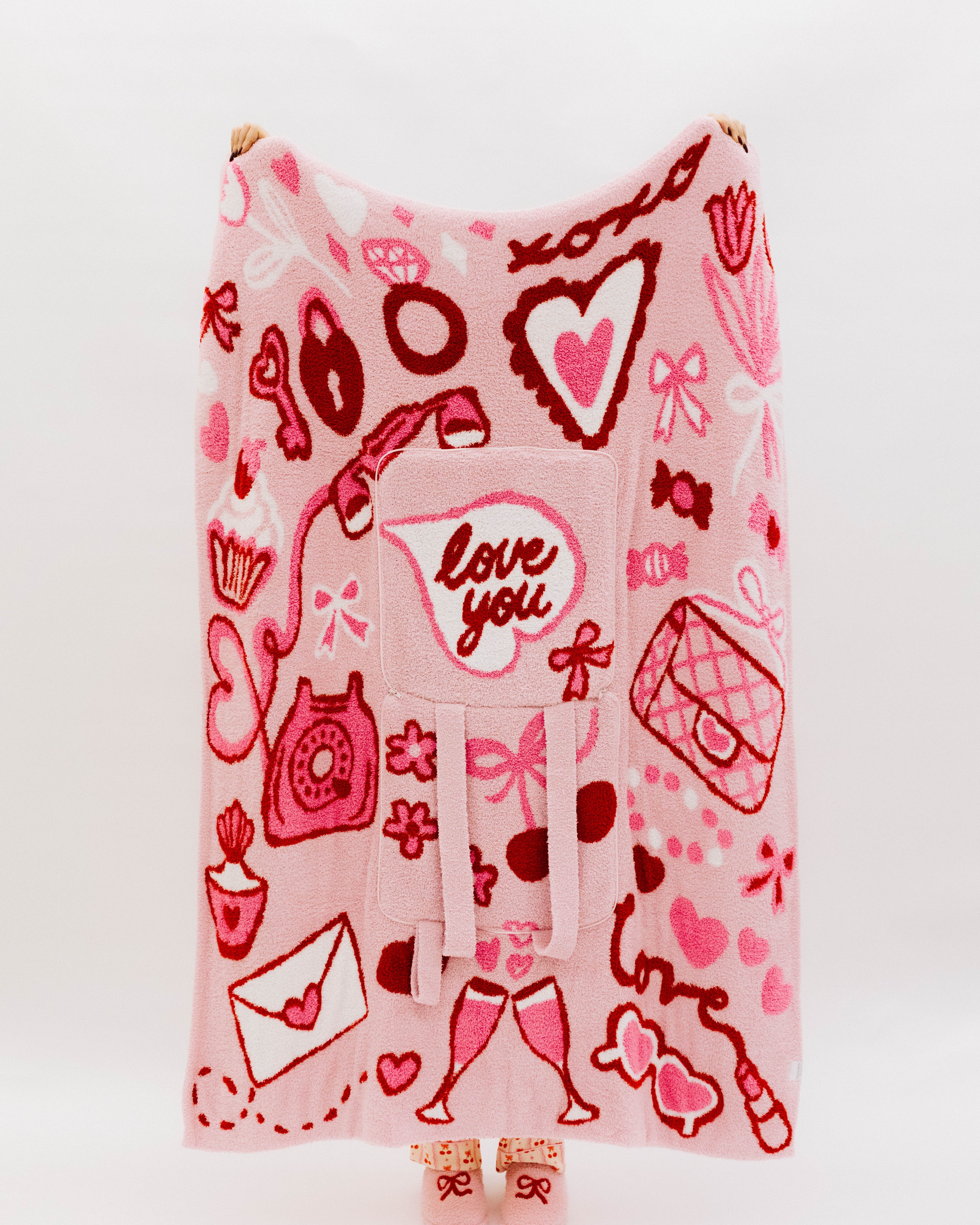 full pic of quillow with all details (love you) hearts, bows, purse, phone, envelope, champange glass