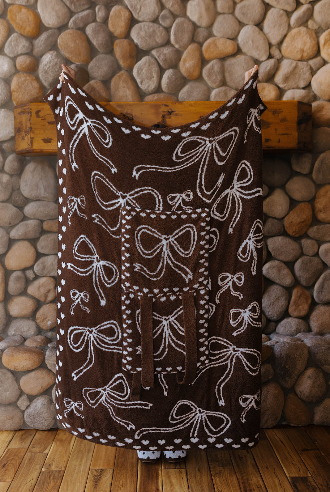 Brown reverse of the blue bow quillow with outlined blue bows.