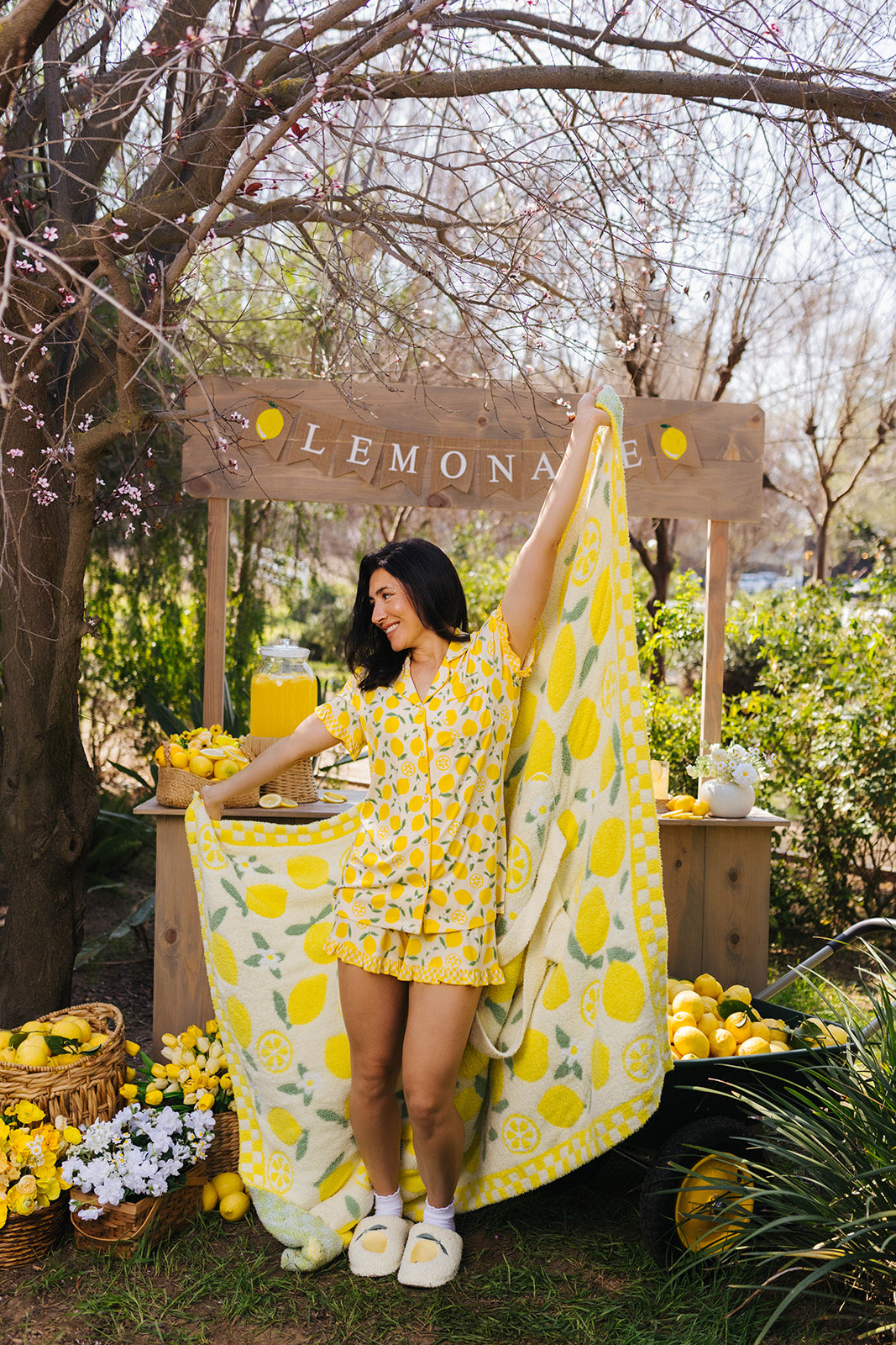 lynds with the quillow open showing the print in front of the lemonade stand