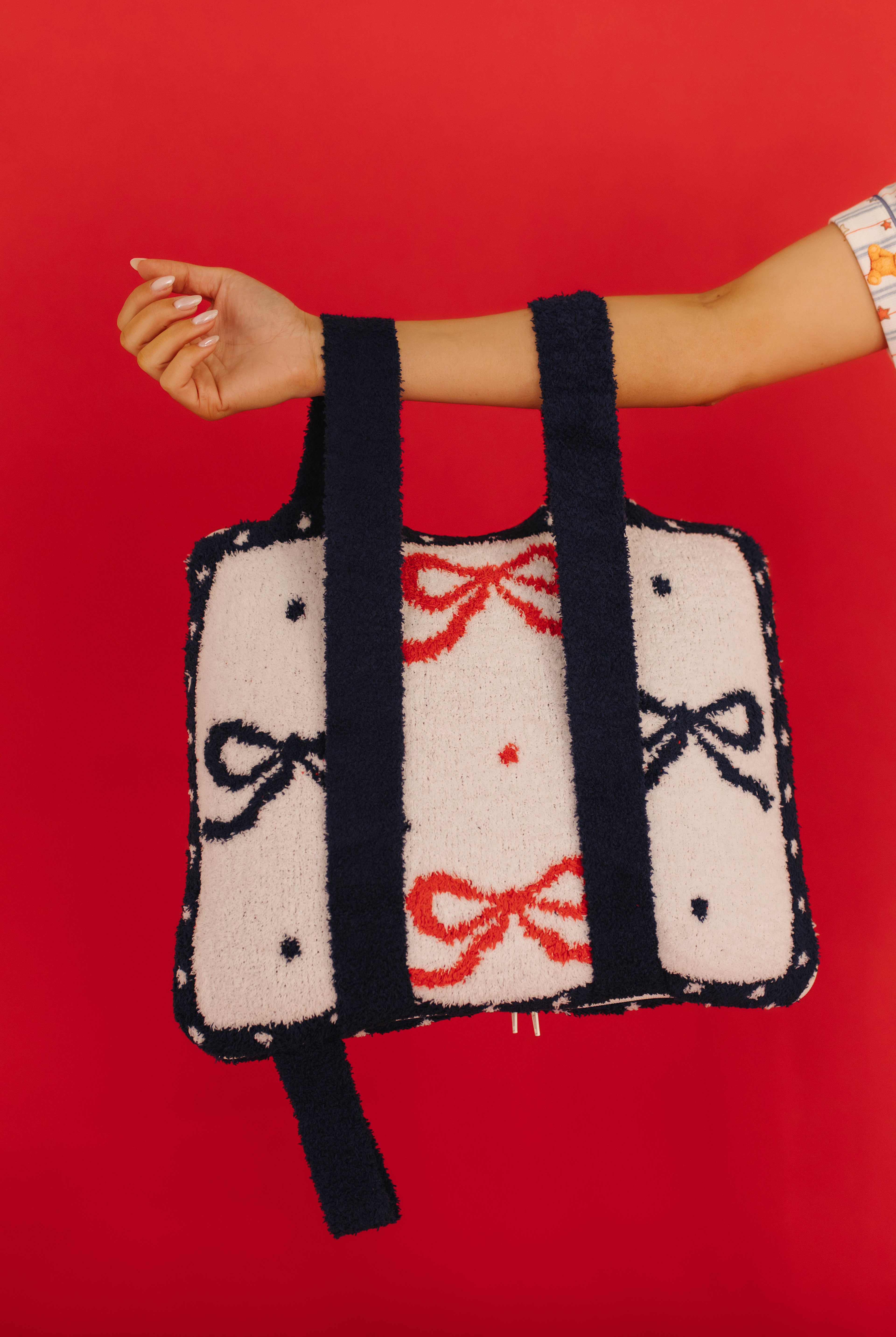 showing hand holding the backpack side of the quillow