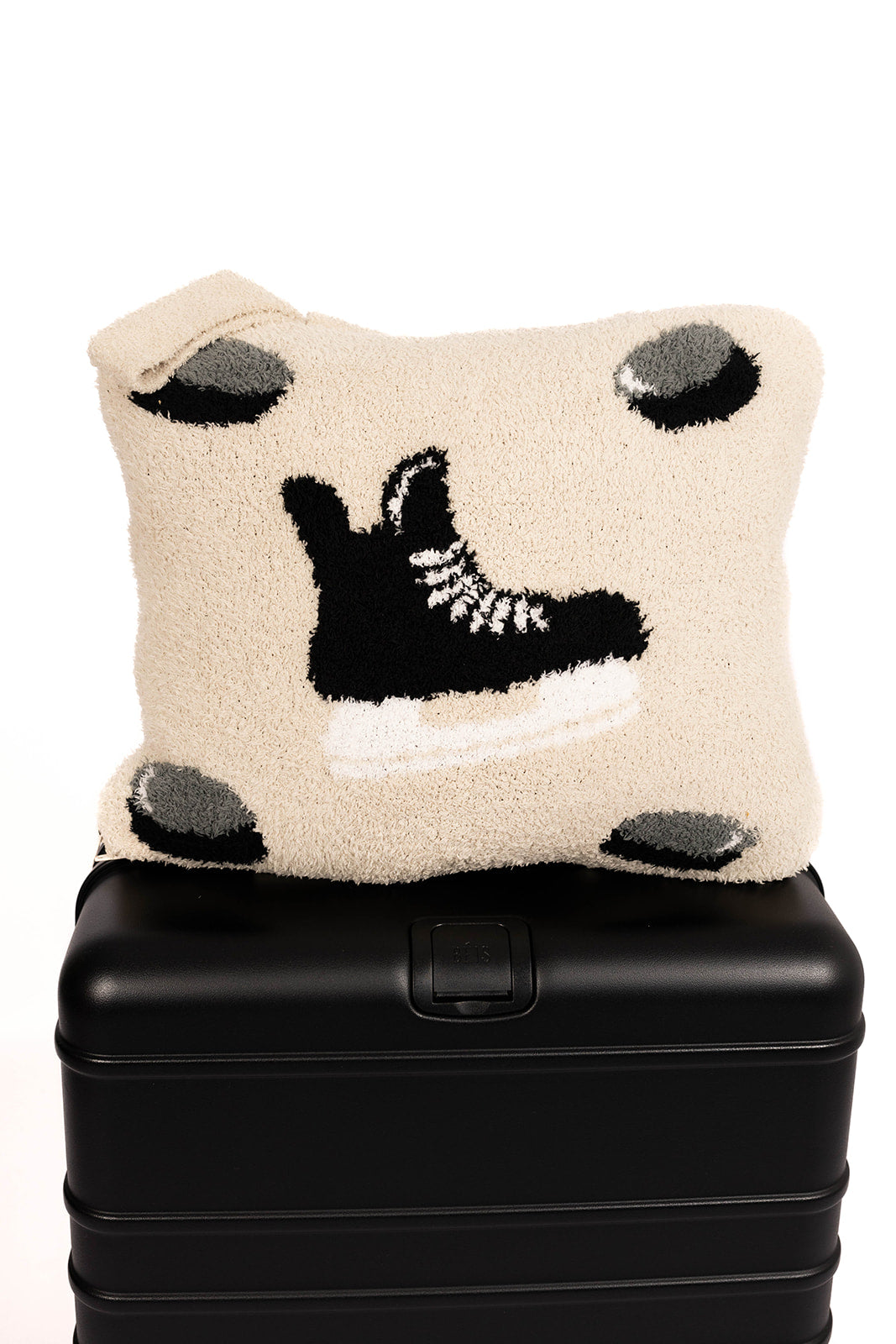Beige quillow with a hockey design on a black suitcase