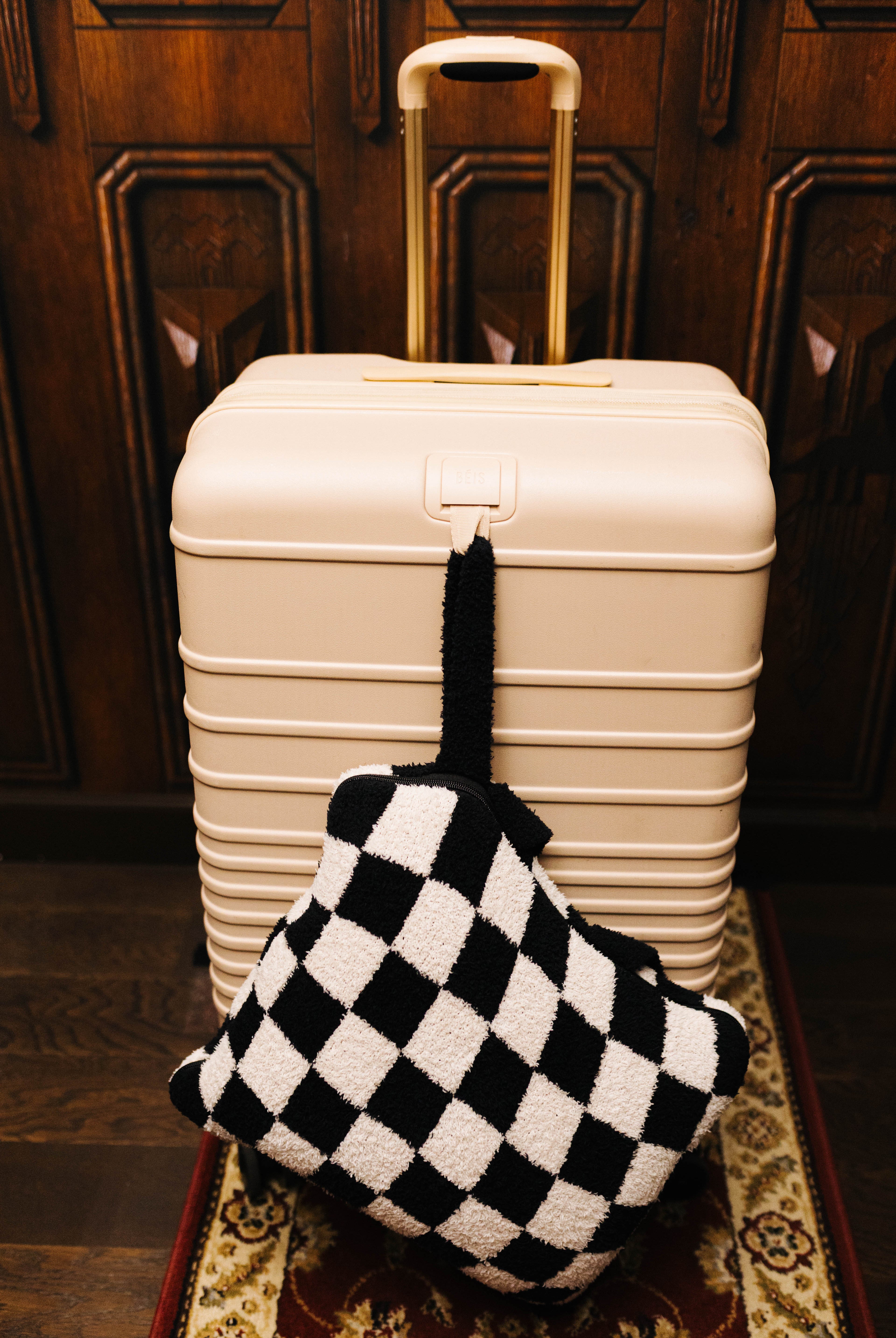 Sand & Black Check Quillow 50x60 styled in the Halloween campaign setting