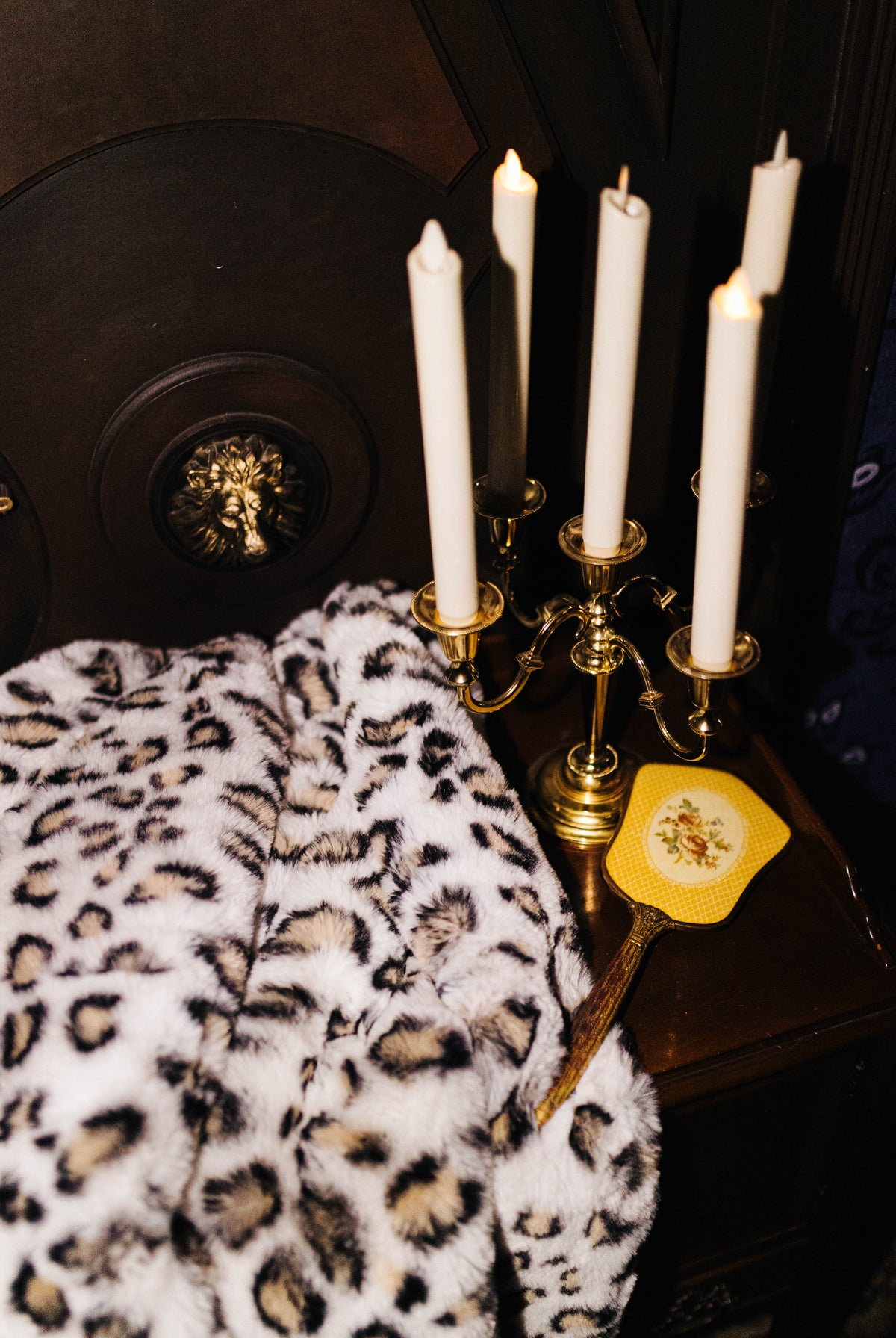 Close view of the leopard faux fur blanket texture