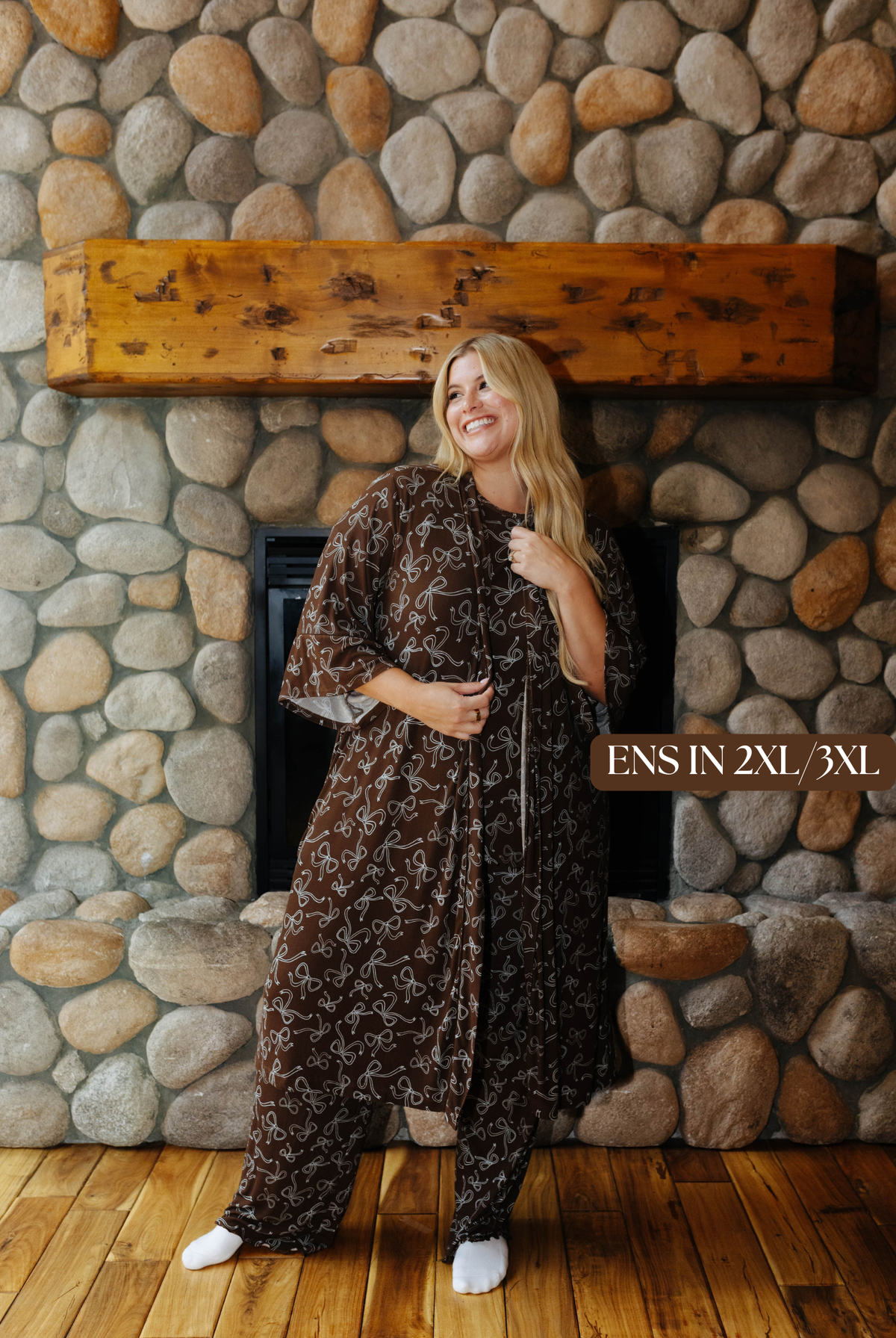 Sizing photo: Ens in 2XL/3XL wearing brown bow print robe.