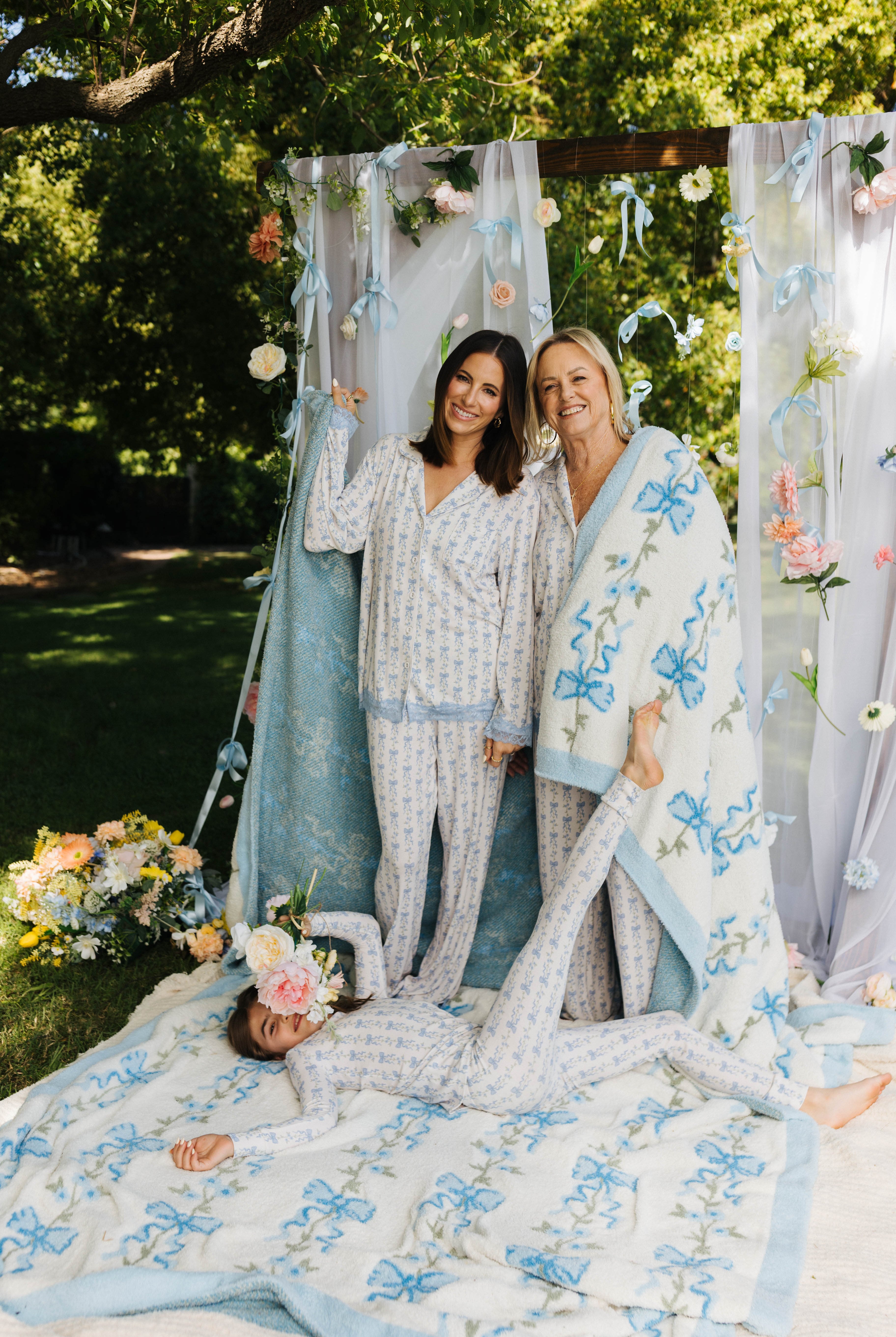 Krista and her mo with the blanket around them and kolly in the ground