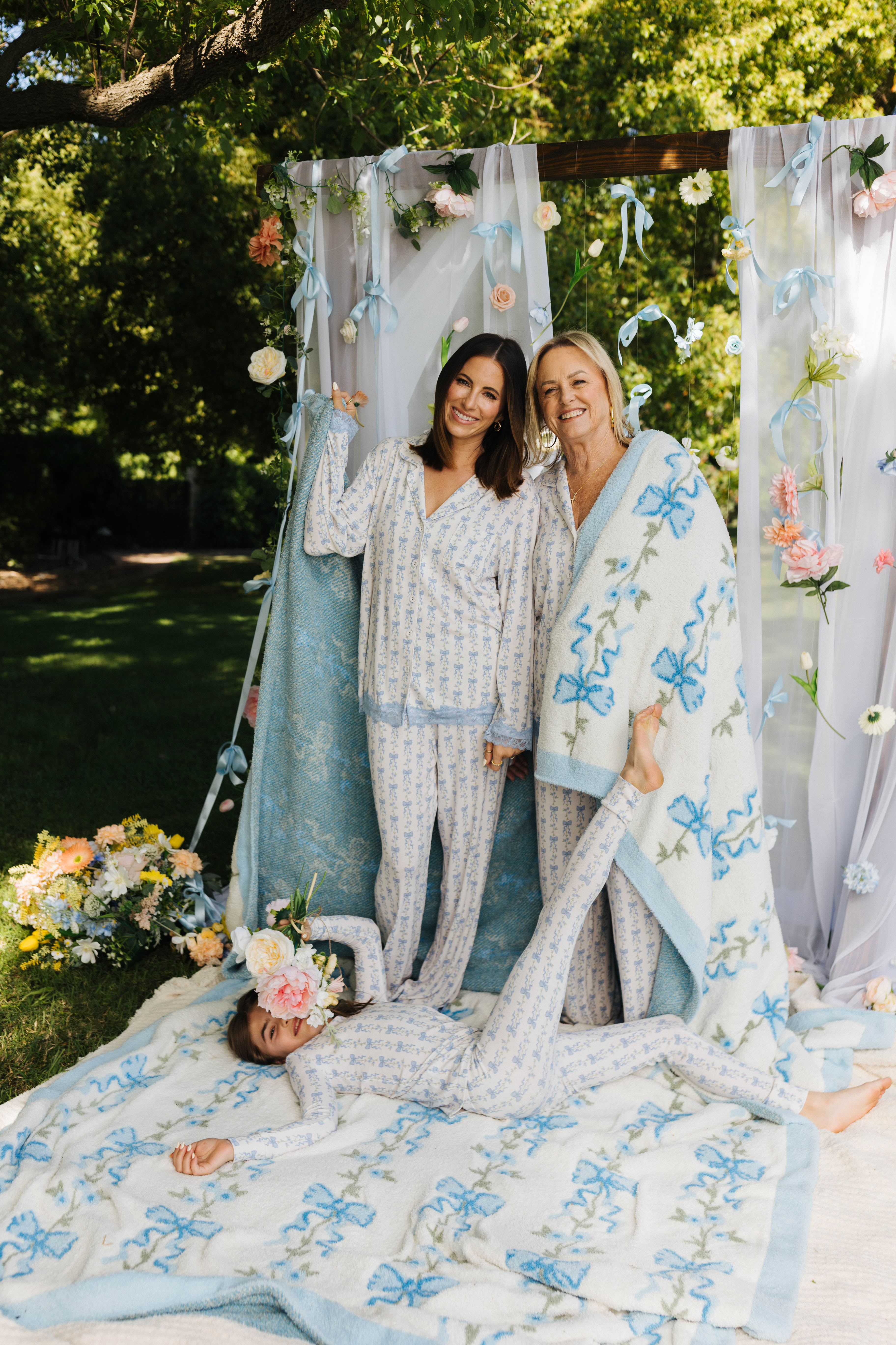 Krista and her mo with the blanket around them and kolly in the ground