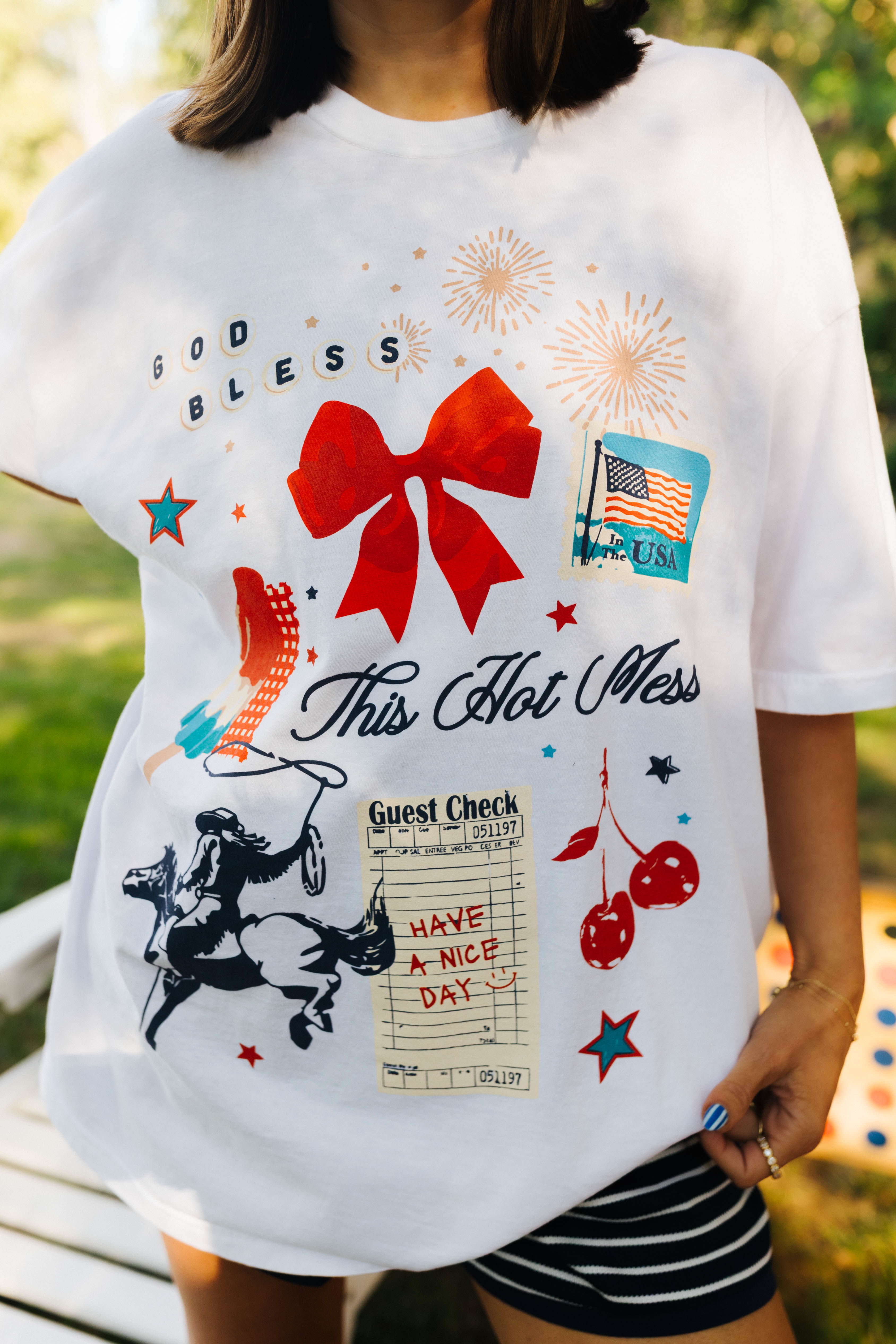close up of the tee details