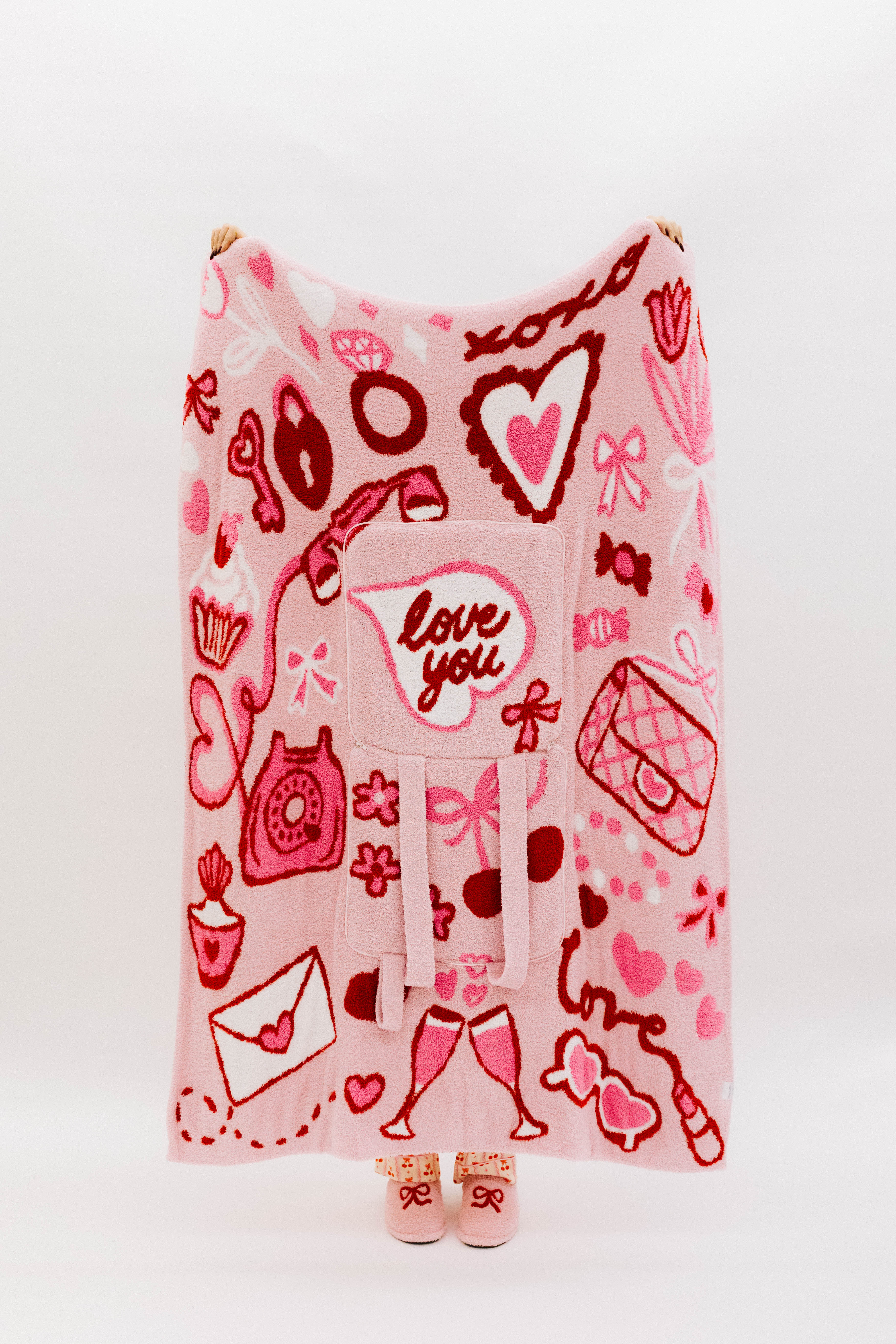 full pic of quillow with all details (love you) hearts, bows, purse, phone, envelope, champange glass