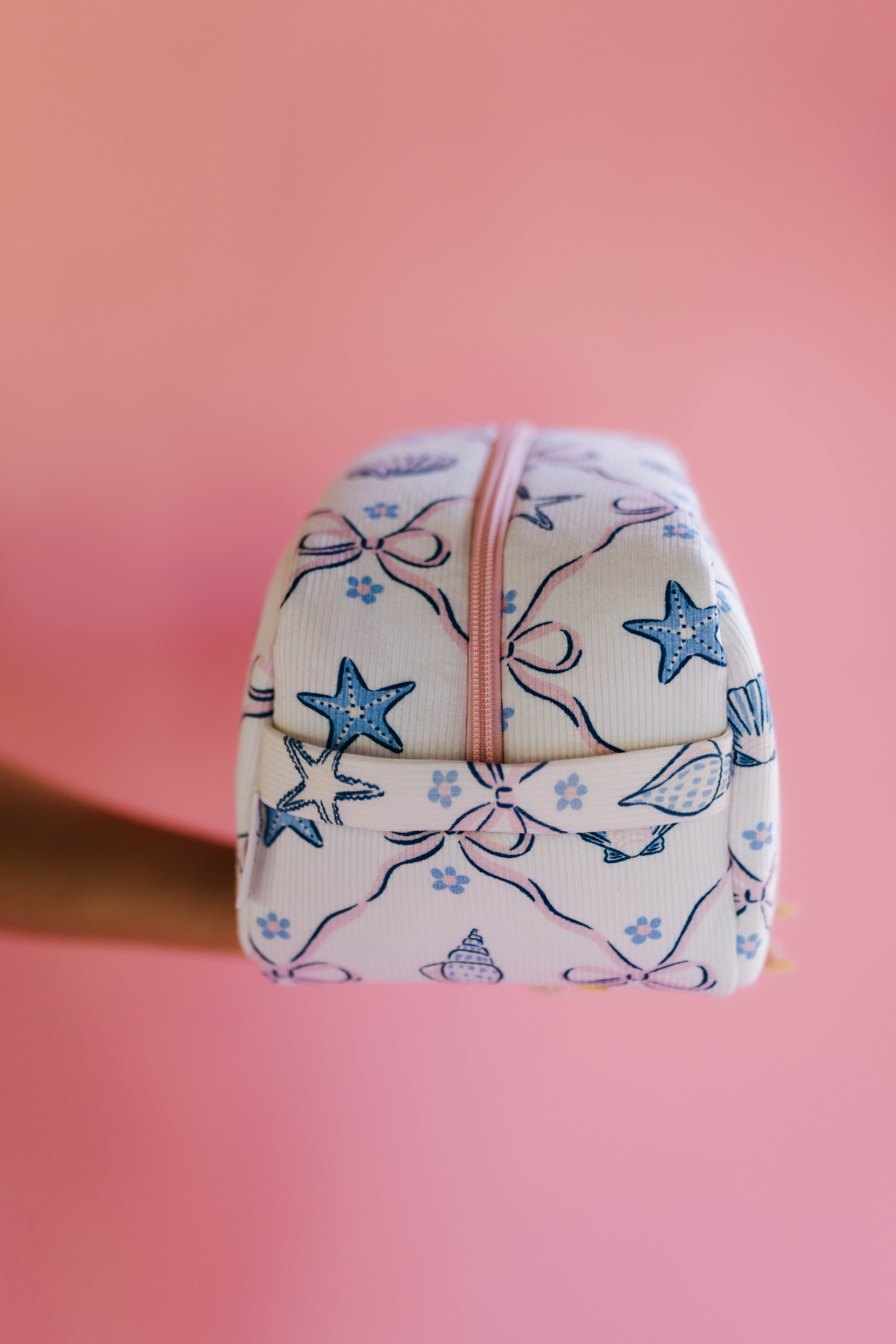 showing the handle on the cosmetic bag