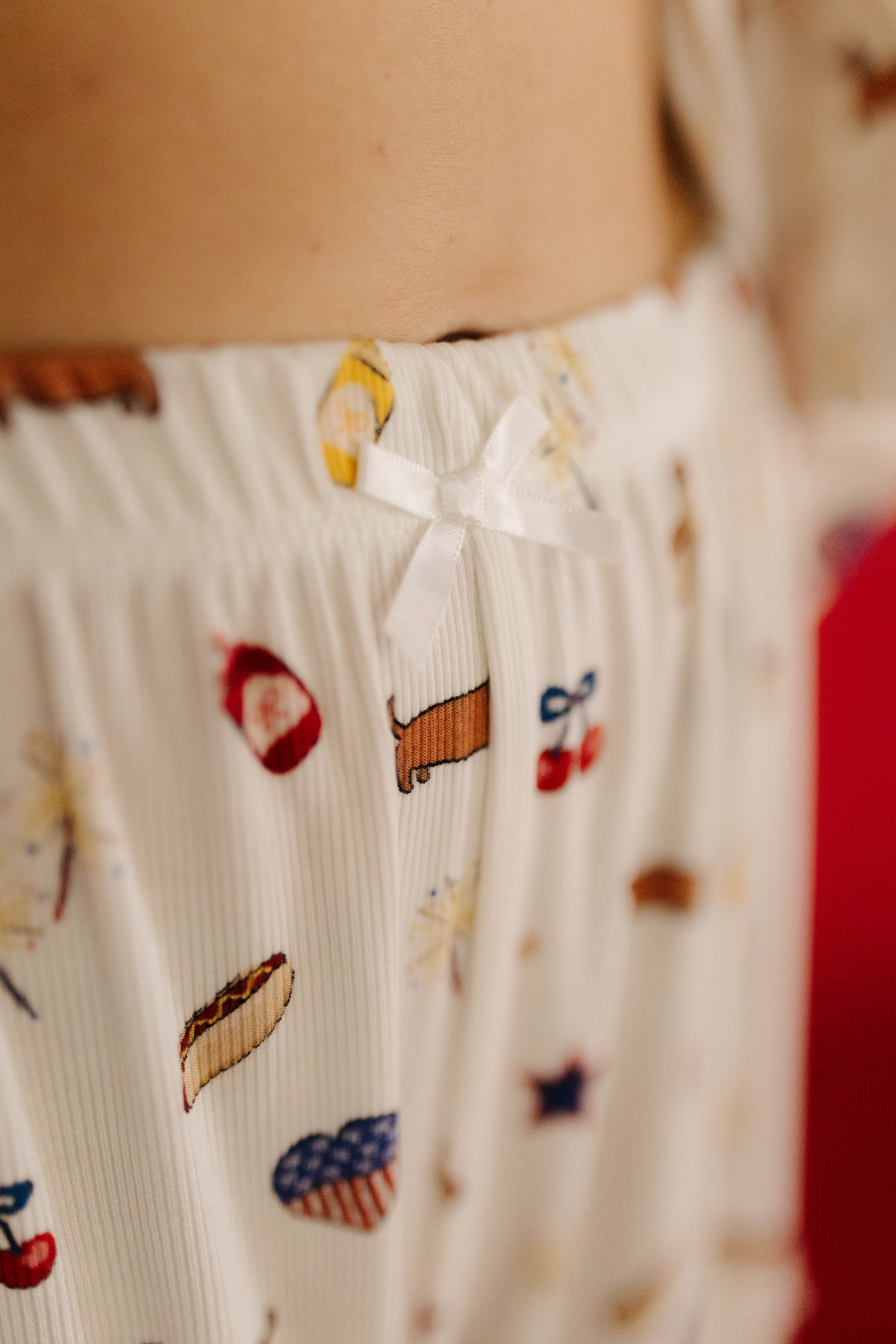 short close up showing white bow detail