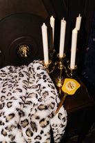 Close view of the leopard faux fur blanket texture