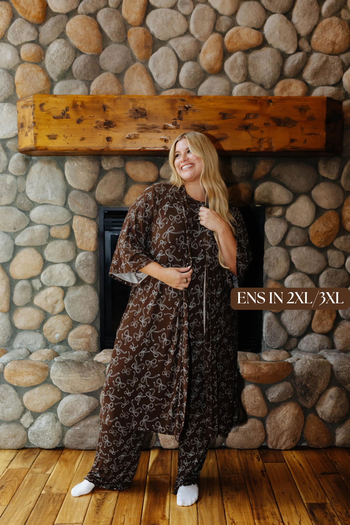 Sizing photo: Ens in 2XL/3XL wearing brown bow print robe.