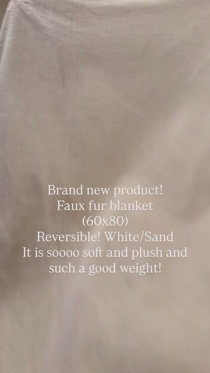 video showing faux fur blanket and how soft it is 